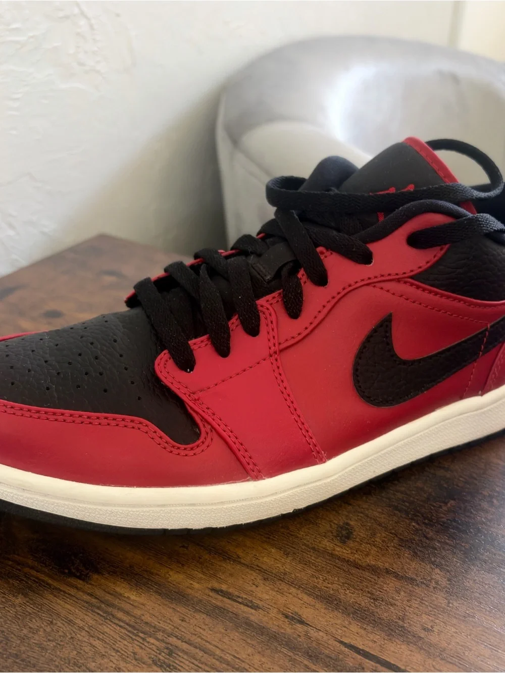 JORDAN 1 LOW 'REVERSE BRED' in Red/Black Sz. 10M Like New.